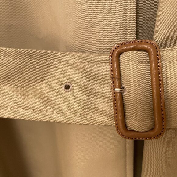 Classic Women's Burberry Trench Coat in Beige - Picture 2 of 11